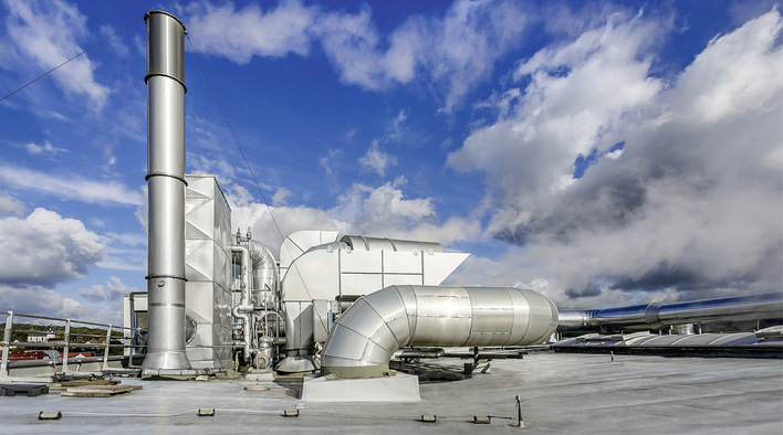 Weniger Schall aus der Papierfabrik: Nach der Sanierung der Lüftungsanlagen auf dem Fabrikdach, liegt der Schall im Grenzwert von 90 dB(A).