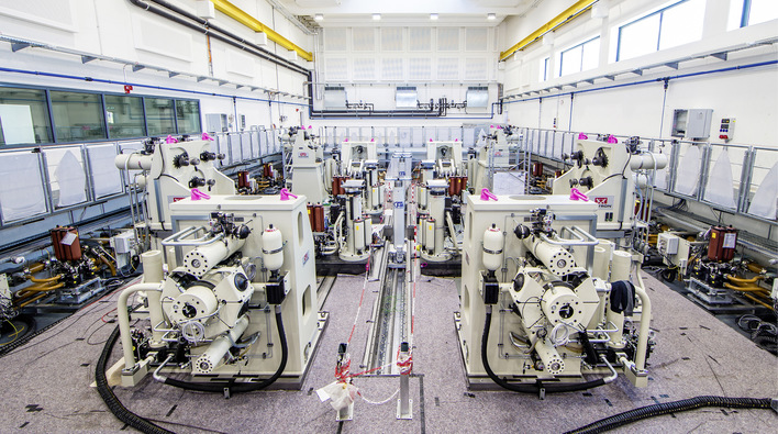 Ein Blick auf den multiaxialen Prüfstand in der Halle.
