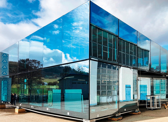 Die McLaren Race Base ist mit spiegelnden Glasscheiben ausgestattet – das macht eine sehr gute Kühlung erforderlich