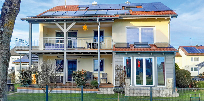 Dank neuer Heizungstechnik und PV-Stromerzeugung ist dieses früher mit Öl beheizte Mehrfamilienhaus nun zu einem Plusenergiehaus geworden.