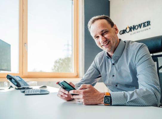 Mit seiner langjährigen Erfahrung als Elektriker und Betriebswirt unterstützt Johannes Gronover Handwerksunternehmer bei der Prozessoptimierung.