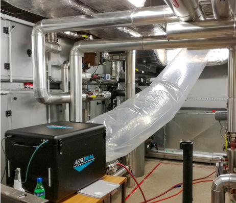 Mit Hilfe eines Folienschlauchs wird das Luft-Dicht­stoff-Gemisch in die abzu­dich­tenden Luftleitungssysteme eingebracht.