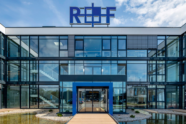 Zusammen mit der ebenfalls neuen Lager- und Logistikhalle bildet der Bürotrakt heute einen der modernsten Auslieferungsstandorte Deutschlands.