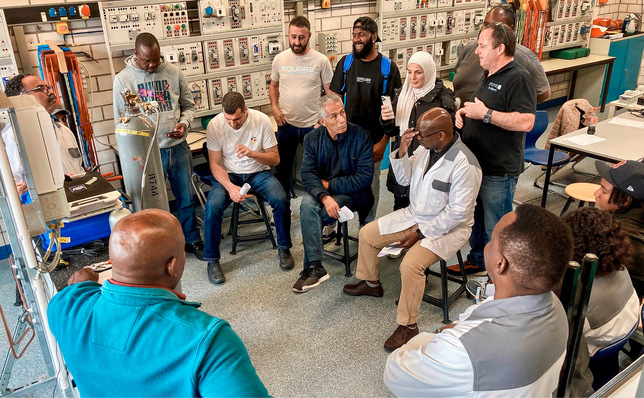 BFS-Dozent Reiner Mayers erklärt die Besonderheiten beim Umgang mit einer CO2-Kälteanlage