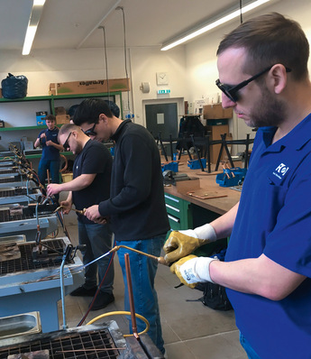 Lötübungen der Studenten in der SKF-Werkstatt