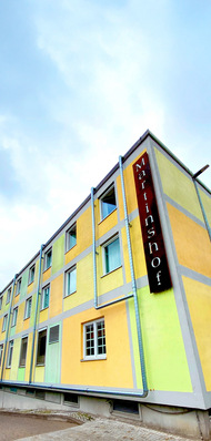 Beim Hotel Martinshof wurde das Klimatisierungs-Rohrleitungssystem auf der Gebäuderückseite in rationeller Sichtmontage verlegt, wobei es auch als Gestaltungselement dient.