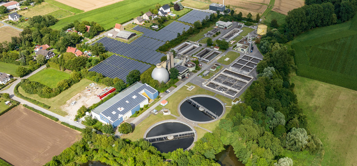 Die Fernwärmezentrale (oben, Mitte) ist Teil eines größeren Ökostromnetzes, das Wärme aus einer Kläranlage gewinnt.