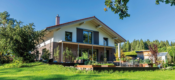 Traumhaus im Grünen: PV-Anlage, niedriger Energieverbrauch und ein Garten in Permakultur verbinden Komfort und Nachhaltigkeit.