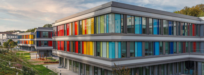 Das Kinderzentrum Bethel in Bielefeld setzt auf eine kindgerechte Außen- sowie Innenarchitektur und wurde mit einer fortschrittlichen Gebäudeleittechnik ausgestattet.