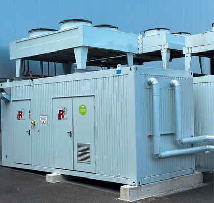 Die Containerbauweise der Anlage von AST: Kältemaschine mitsamt Peripherie und Schaltanlage sind in einem Technikcontainer untergebracht, die Freikühler auf dessen Dach
