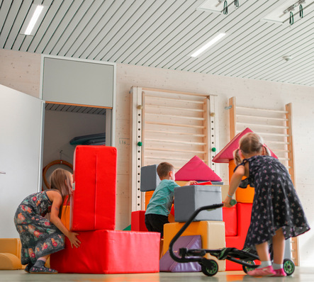 Neben der Kühl- und Heizfunktion kann dieses Paneel-Deckenstrahlheizsystem auch die Beleuchtung aufnehmen und die Raumakustik verbessern.