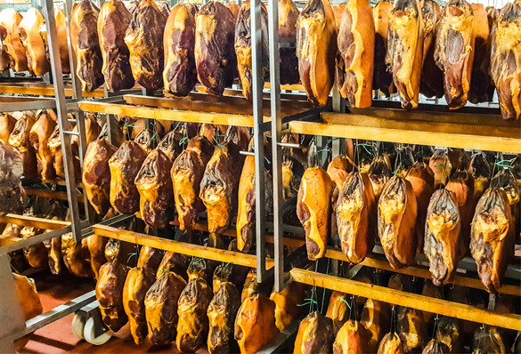 So sieht der Schinken in der Schinkensalzerei und -räucherei August Meschede aus.