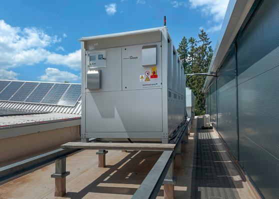 Auf dem Gebäudedach: Die mit R290 (Propan) arbeitende Kältemaschine übernimmt die Kühlung, wenn das Freikühl-System (hinten) bei höheren Außentemperaturen nicht mehr ausreicht.