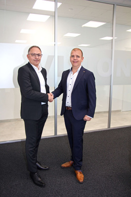 Dennis Ziehl (rechts), der Aufsichtsratsvorsitzende von Ziehl-Abegg, begrüßt Marco Altherr als neuen Finanzvorstand des Unternehmens
