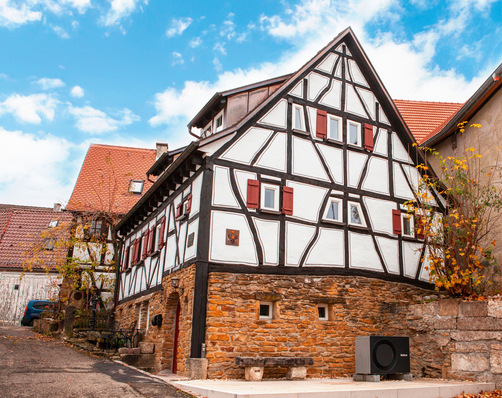 Das modernisierte Fachwerkhaus ist ein Hingucker im historischen Zentrum des Beurener Ortsteils Balzholz.