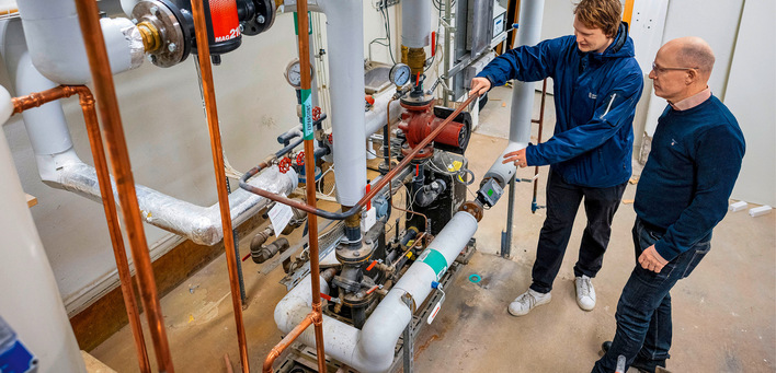 Blick auf technische Einrichtungen des Retrofit-Projekts in der Stockholmer Gyllenstiernsgatan.