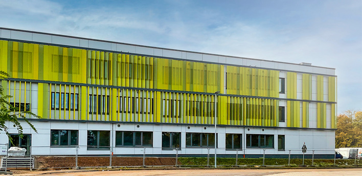 Die neue Gertrud-Koch-Gesamtschule in Sieglar (Troisdorf) wurde mit energiesparender Gebäudetechnik ausgestattet. Mit der installierten Lüftungstechnik von Airflow werden pro Jahr bis zu 490 000 kWh Energie eingespart.