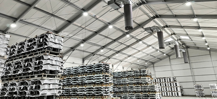 Kanalgeräte mit speziellen Luftsäcken bewirken eine gleichmäßige Luftverteilung in der Lagerhalle.