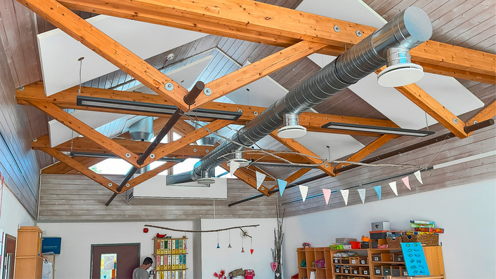 Die verwinkelte Einbausituation mit Schrägdach in der Kita Wittlich erforderte eine Spezialkonstruktion: Wie bei einer zentralen Anlage wurde das dezentrale Lüftungsgerät Duplex Vent an einen Zuluftkanal angeschlossen.