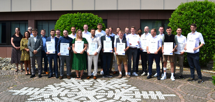 Der Prüfungsbeste Linus Schnurr und BFS-Schulleiter Thomas Emig