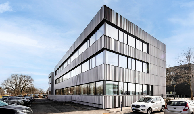 Formschöne Fassaden ohne störende Lüftungselemente sind das Ziel einer ästhetisch ansprechenden und geradlinigen Fassadengestaltung. Diese Anforderungen erfüllt das fassadenintegrierte dezentrale Lüftungssystem von Tonality.