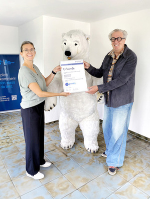 Übergabe der Urkunde durch Eva-Maria Popp von der Handwerkskammer Stuttgart an Geschäftsführer Holger Eckert