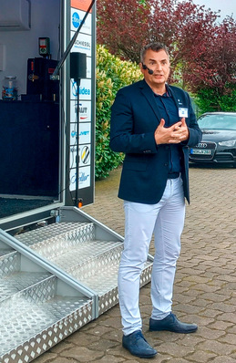 Bei der Firmenfeier 2024 sprach Butke auf seine lockere Art zu den Mitarbeitern.