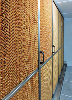 Wabenbefeuchter-Einbau zur FCKW-freien Gewinnung von Kälte ohne Kälteanlage (indirekte Verdunstungskühlung).