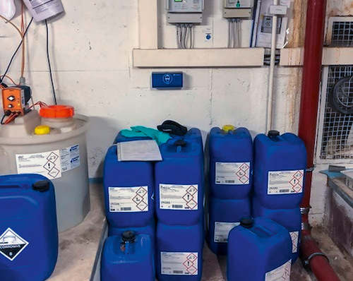 Oft prägen fragwürdige Gefahrstofflagerung und hoher Chemikalienverbrauch  den Alltag.