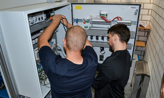 Arbeiten am Schaltschrank dürfen nur von fachkundigen Personen durchgeführt werden.