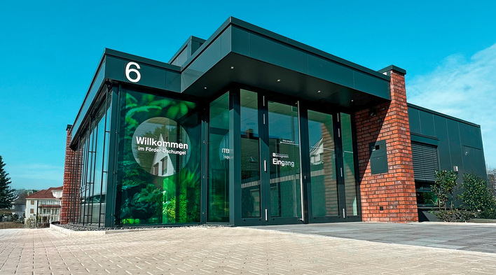 2018 erwarb ecogreen eine alte Druckerei und renovierte sie 2023 zum attraktiven Firmensitz.