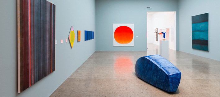 Blick in den Erweiterungsbau mit der Ausstellung „Elementarteilchen“ des Sprengel Museums Hannover.