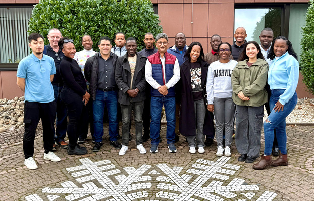 Teilnehmerinnen und Teilnehmer der internationalen Cool Training-Gruppe aus 14 Ländern