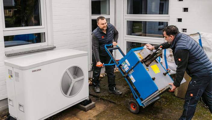 Um sein Eigenheim aus den 1970er Jahren umweltfreundlich, zukunftssicher und energieeffizient zu beheizen, ließ der Hausherr seine alte Gasheizung gegen eine außen aufgestellte Luft-Wasser-Wärmepumpe von Stiebel Eltron austauschen.