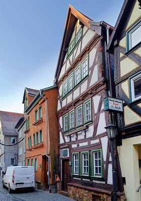 In den beiden Fachwerkhäusern in Alsfeld haben eine Wärmepumpe plus eXergiemaschine und ein Pelletkessel die Erdgasheizung abgelöst.