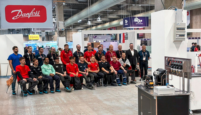 Alle Teilnehmer und Experten mit Workshop-Managern des skills 38 - Kälte- und Klimatechnik nach Abschluss