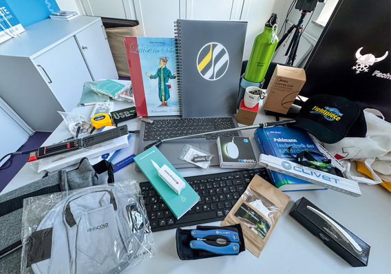 Um Missverständnissen vorzubeugen: Der Rechner, die Tastatur, der Monitor rechts, der Schrank links und der Telepromter oben rechts im Bild gehören nicht zur Verlosung dazu ;-)