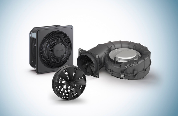 Diese Ventilatoren eignen sich speziell für die zentrale Wohnraumlüftung: Links der RadiCal 2, rechts der RadiCal im Spiralgehäuse. Das Flügelradanemometer (vorne) gibt es nun auch in vier Baugrößen als einzelnen Messaufnehmer für den Einbau in ein Lüftungssystem.