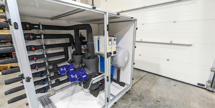 Die beiden ACH580-Wandgeräte sind in einer eingehausten Pumpenstation im Außenbereich vor der Praxis untergebracht.