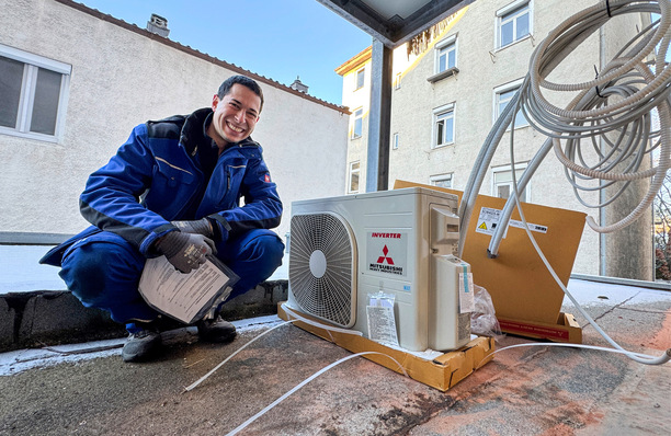 Der Kälte Philipp Weber installiert gleich das Außengerät.