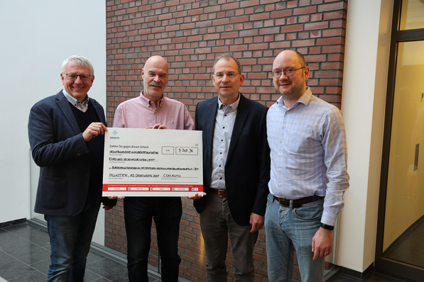 Norbert Klostermann (zweiter von rechts) und Andreas Weisheit (rechts) von Westfalen übergaben den Spendenscheck im Namen aller Mitgliedsunternehmen an Gerd Frisch und Heribert Baumeister (v. l. n. r.) vom BIV.