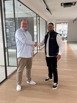 Stefan Minten (Inok) und Mehmet Usein (Airzone) vereinbaren die Kooperation.