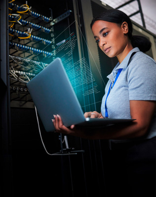 Deutsche Rechenzentrumsbetreiber müssen zahlreiche Gesetze einhalten, darunter das Klimaschutzgesetz, das Energieeffizienzgesetz, das Wärmeplanungsgesetz und das Gebäudeenergiegesetz. Diese Regelwerke setzen strenge Anforderungen an Energieverbrauch, Abwärmenutzung und Umweltschutz im Rechenzentrumsbetrieb.