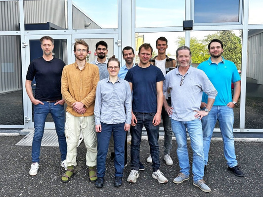 Das Gründungsteam der Qurie GmbH um Dr. Kilian Bartholomé (l.) und Dr. Christian Vogel (2.v.r.) vor den frisch bezogenen Labor- und Büroräumen im Freiburger Gewerbegebiet Haid.
