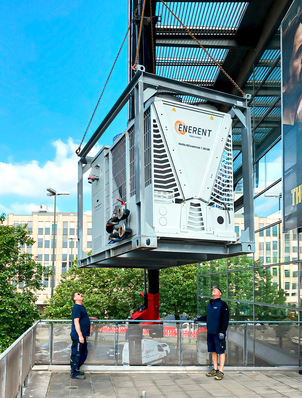Platzierung des mobilen Kälteerzeugers auf der Terrasse des UFA-Palastes