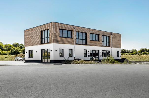 Im Neubau der EMSR-Technik GmbH in Wölfersheim kommt Systemtechnik aus einer Hand von Buderus zum Einsatz mit Heizung, Klimatisierung, Warmwasserbereitung und kontrollierter Lüftung.