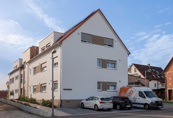 Die Wärmetechnik für dieses Mehrfamilienhaus beinhaltet effizient arbeitende Quellen sowie Übergabestationen in jeder Wohnung ebenso wie die Kernkomponenten Wärmepumpe und eXergiemaschine sowie den übergeordneten Wärmesystemregler.