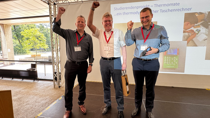 Professor Michael Arnemann (Mitte) von der HKA hat es geschafft und geht in den beruflich sicherlich nicht endenden Unruhestand. Die Laudatio hat Eckhard Groll von der Purdue University (links) gehalten. Extra aus den USA angereist. Rechts auf dem Bild sieht man Professor Robin Langebach, der Leiter des Instituts Kälte,- Klima- und Umwelttechnik.