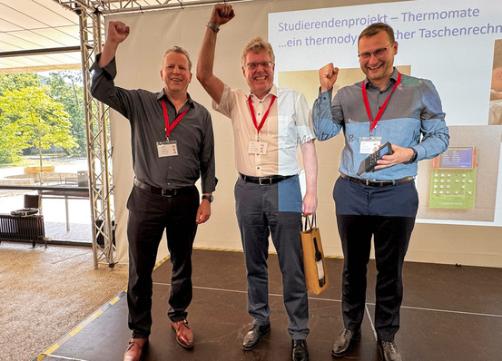 Professor Michael Arnemann (Mitte) von der HKA hat es geschafft und geht in den beruflich sicherlich nicht endenden Unruhestand. Die Laudatio hat Eckhard Groll von der Purdue University (links) gehalten. Extra aus den USA angereist. Rechts auf dem Bild sieht man Professor Robin Langebach, der Leiter des Instituts Kälte,- Klima- und Umwelttechnik.