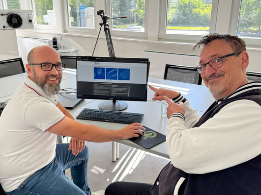 Philipp Rollmann (links) zeigt den Funktionsumfang der Auslegungs-Software von Roller.